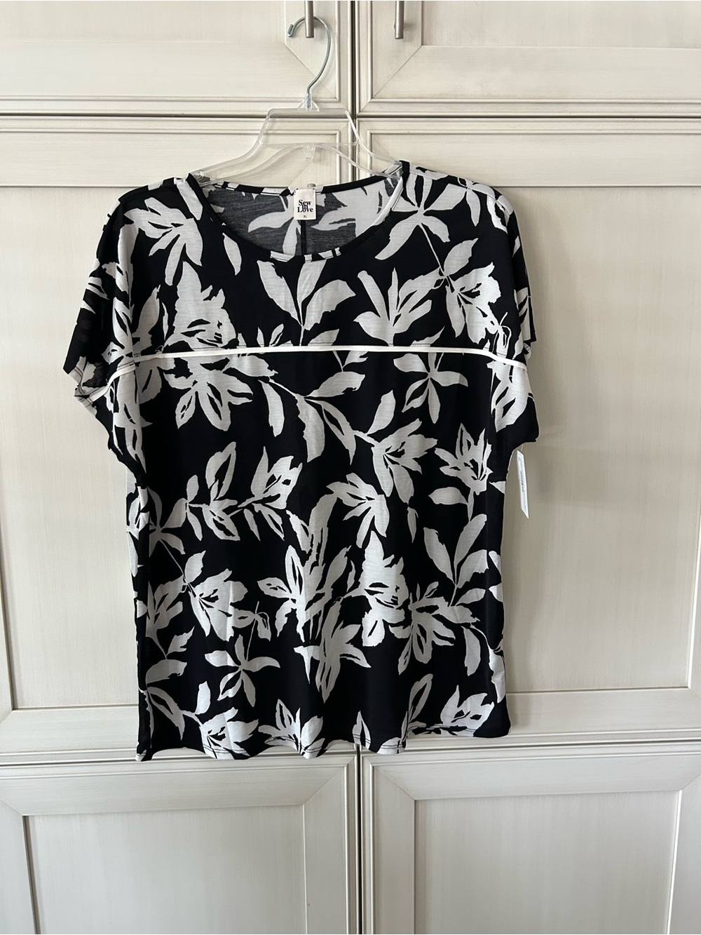 Sew In Love Black and White Floral Short Sleeve Top
